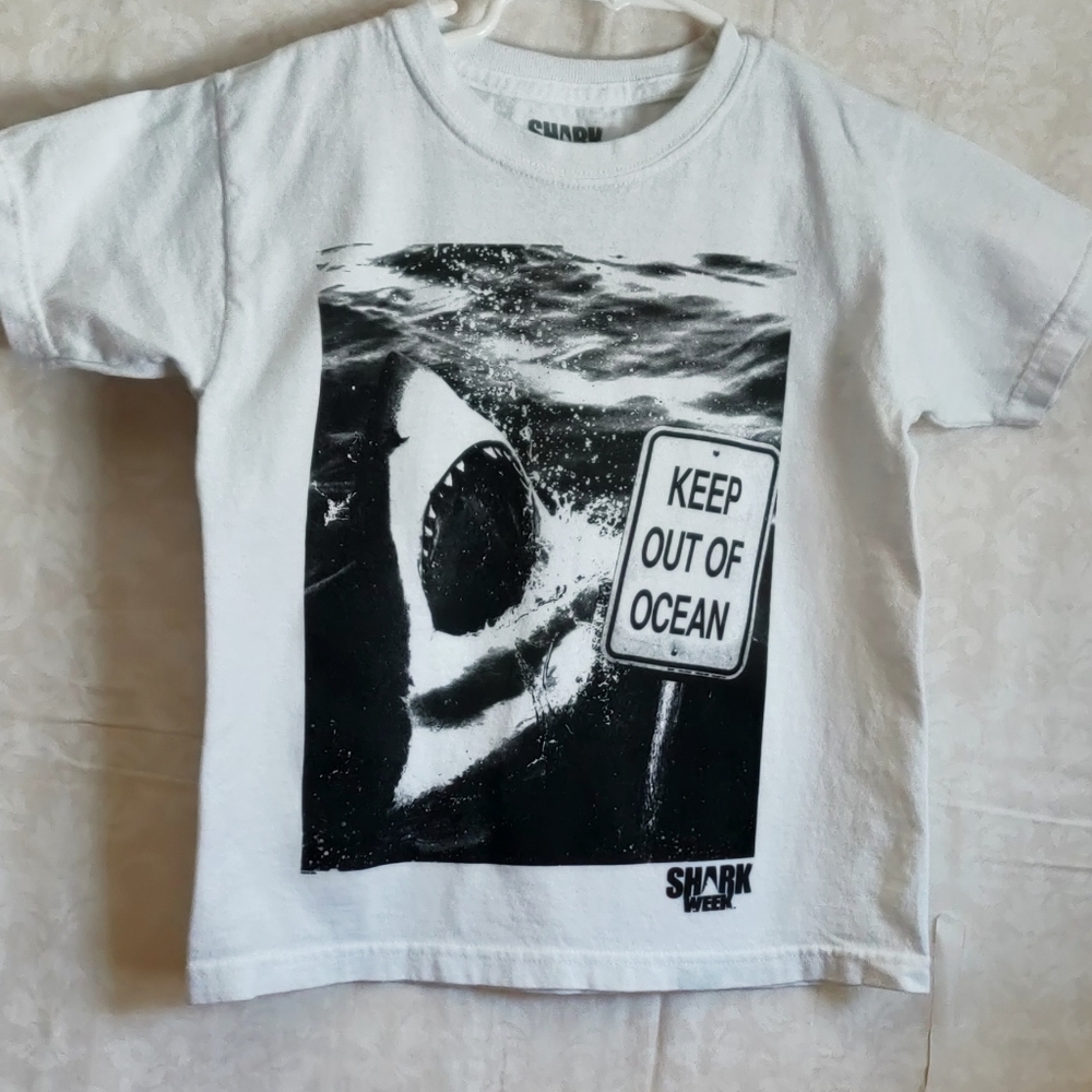 🗺️ Shark Week 100% Cotton Unisex Youth Child's 5/6 T-shirt EUC Jaws Movie EUC